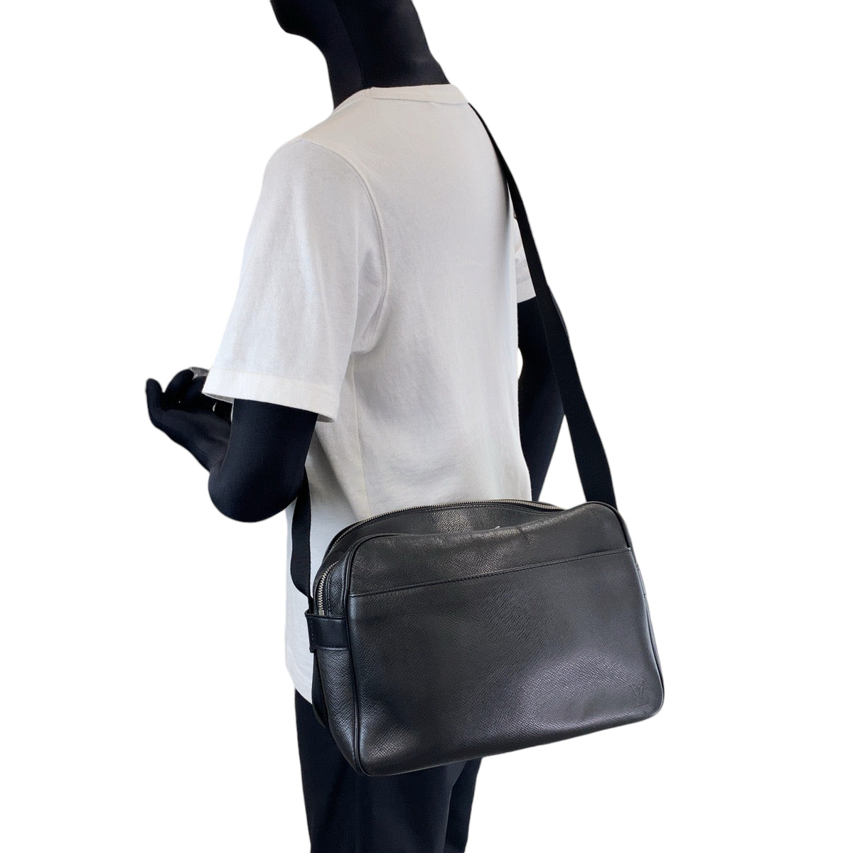 LOUIS VUITTON Shoulder Bag M30152 Taiga Ardoise Black SilverMetal Shoulder Bag Crossbody Taiga reporter mens Used Authentic