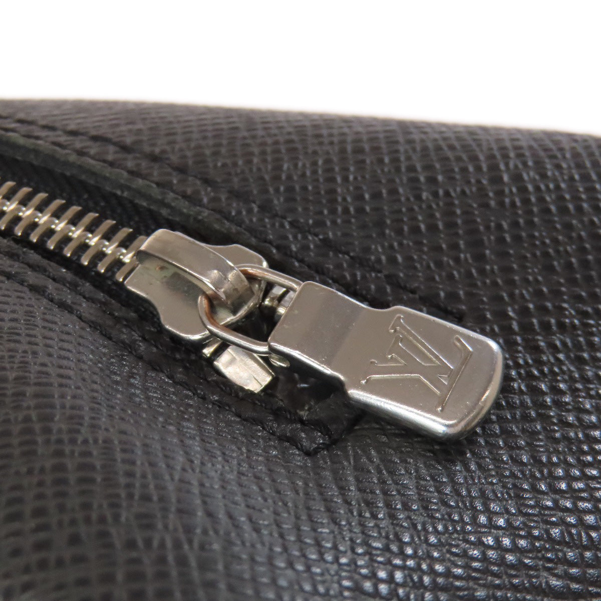 LOUIS VUITTON business bag M32663 Taiga gray Truth Cracking Tat GM