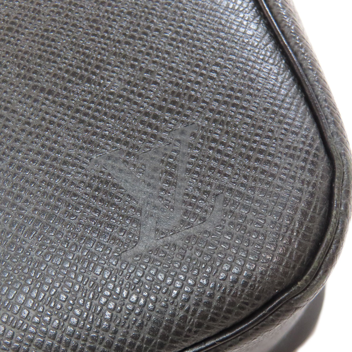 LOUIS VUITTON business bag M32663 Taiga gray Truth Cracking Tat GM