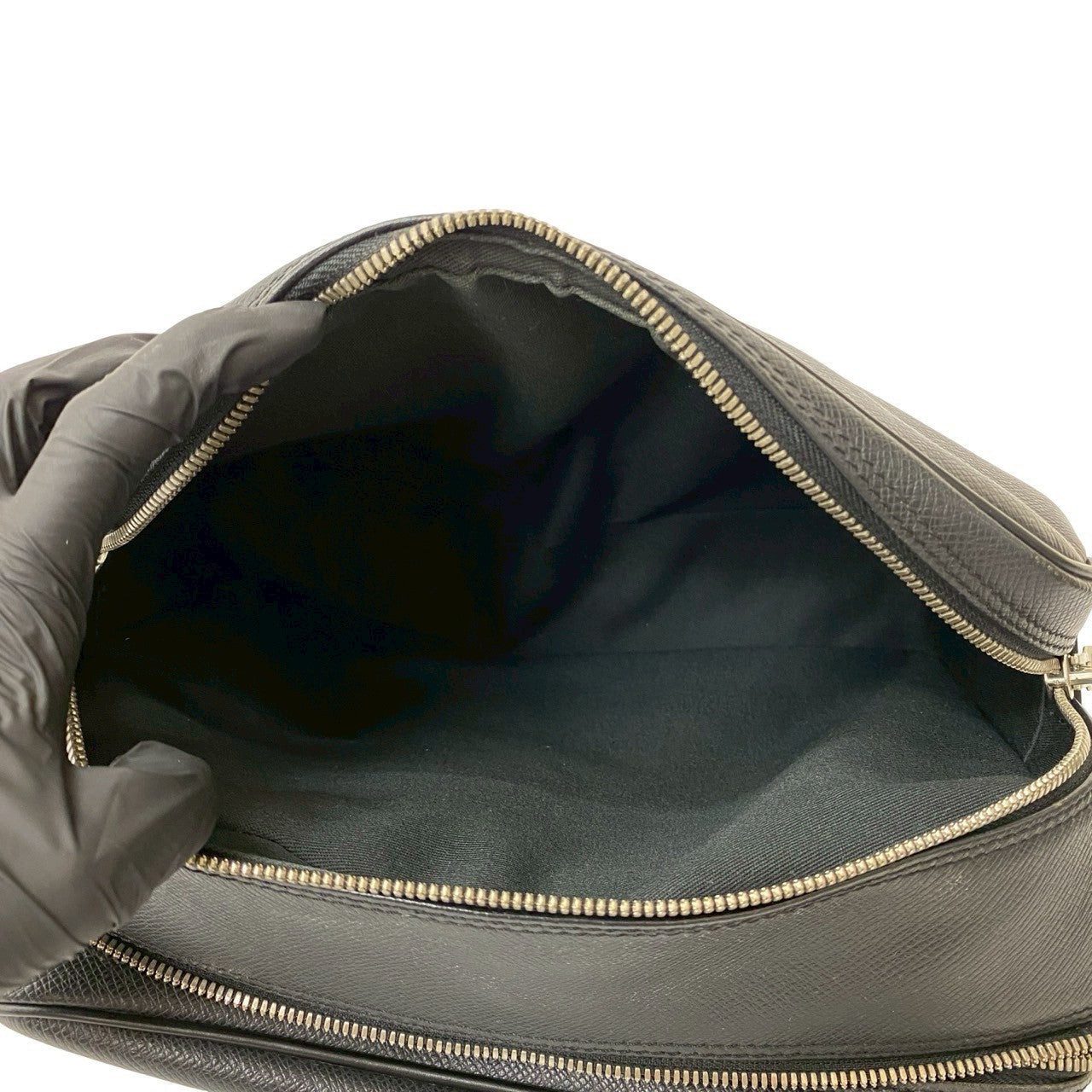 LOUIS VUITTON Shoulder Bag leather black Taiga reporter