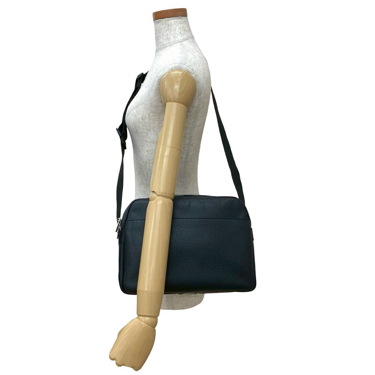 LOUIS VUITTON Shoulder Bag leather black Taiga reporter