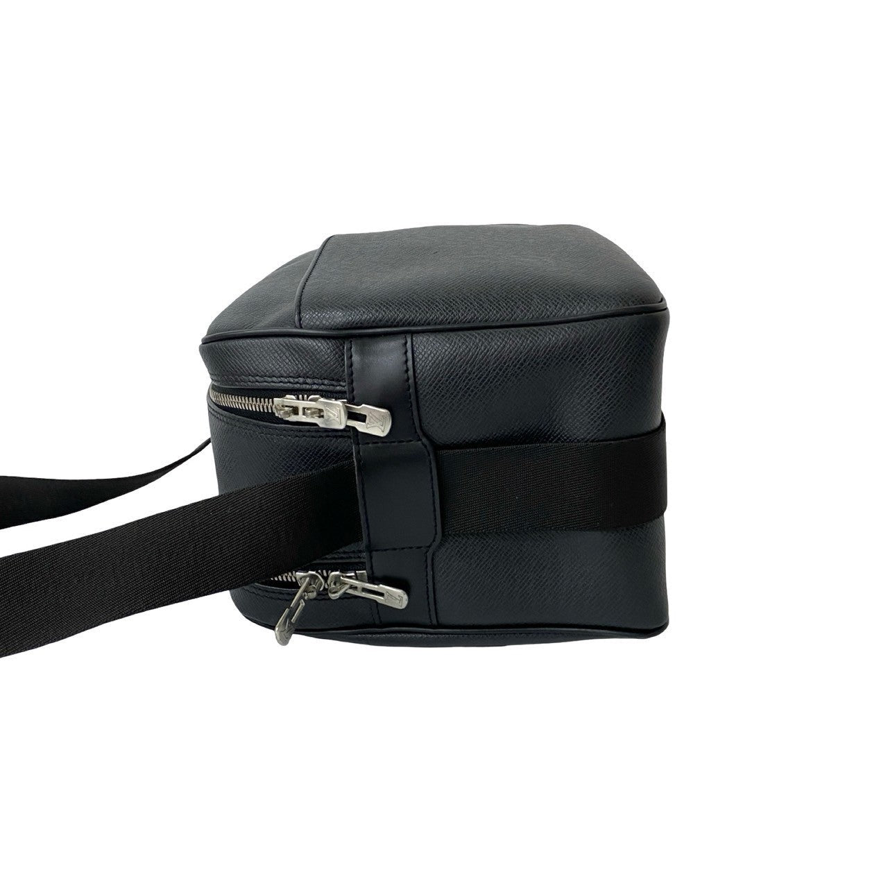 LOUIS VUITTON Shoulder Bag leather black Taiga reporter