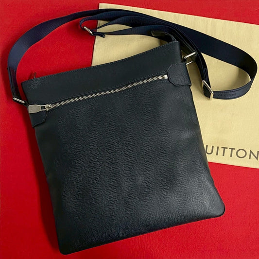 LOUIS VUITTON Shoulder Bag M32629 leather Navy Taiga Sasha mens Used Authentic